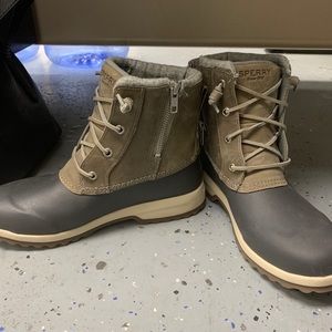 Woman’s size 8 Sperry Boots